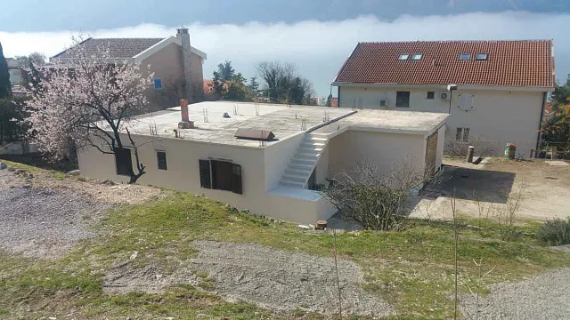 Zum Verkauf steht ein Haus mit großem Grundstück in Dobrota, — photo 24